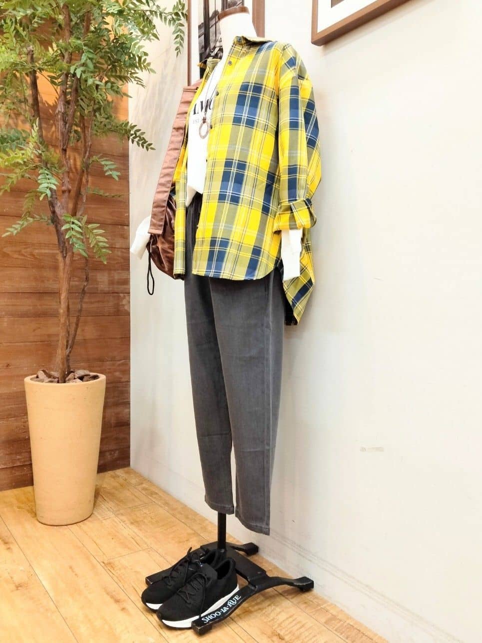 うっちーさんの「SHOO･LA･RUE｜【洗濯機可/S-LL】程よい抜け感 大人のチェックシャツ」を使ったコーディネート