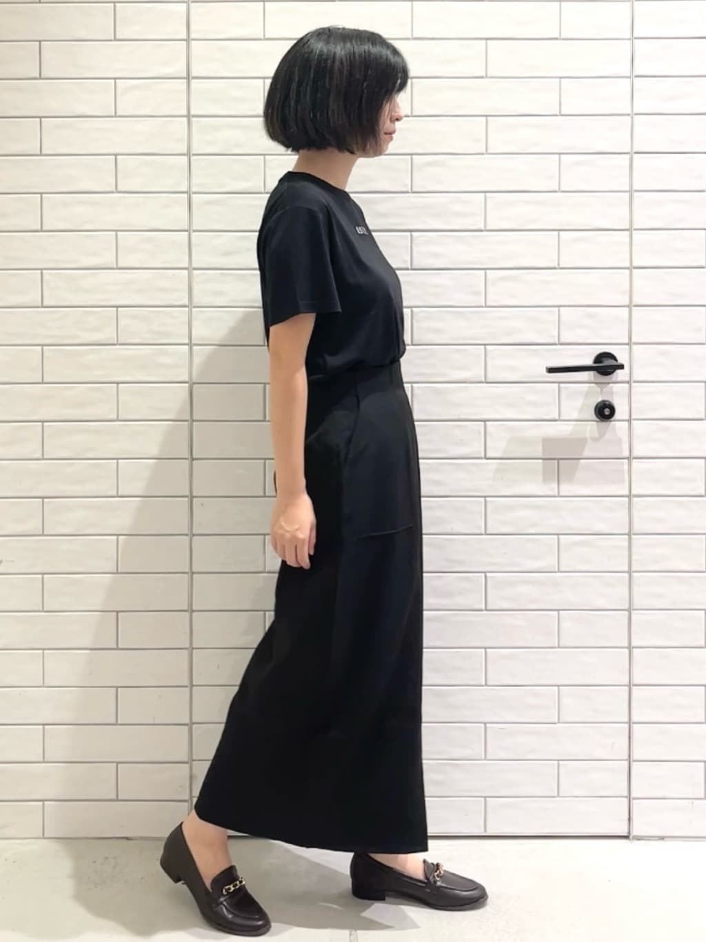 しおりさんの「OPAQUE.CLIP｜メタリック刺繍ロゴTシャツ【接触冷感／洗濯機洗い可】」を使ったコーディネート
