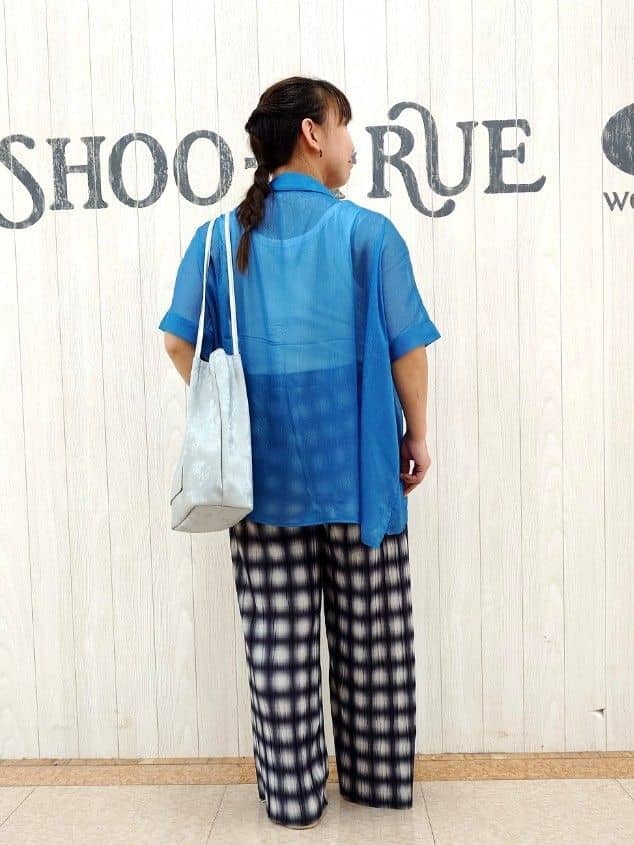 とろろさんの「SHOO･LA･RUE｜大人のシアー感 ラメが華やかな楊柳ポンチョシャツ」を使ったコーディネート