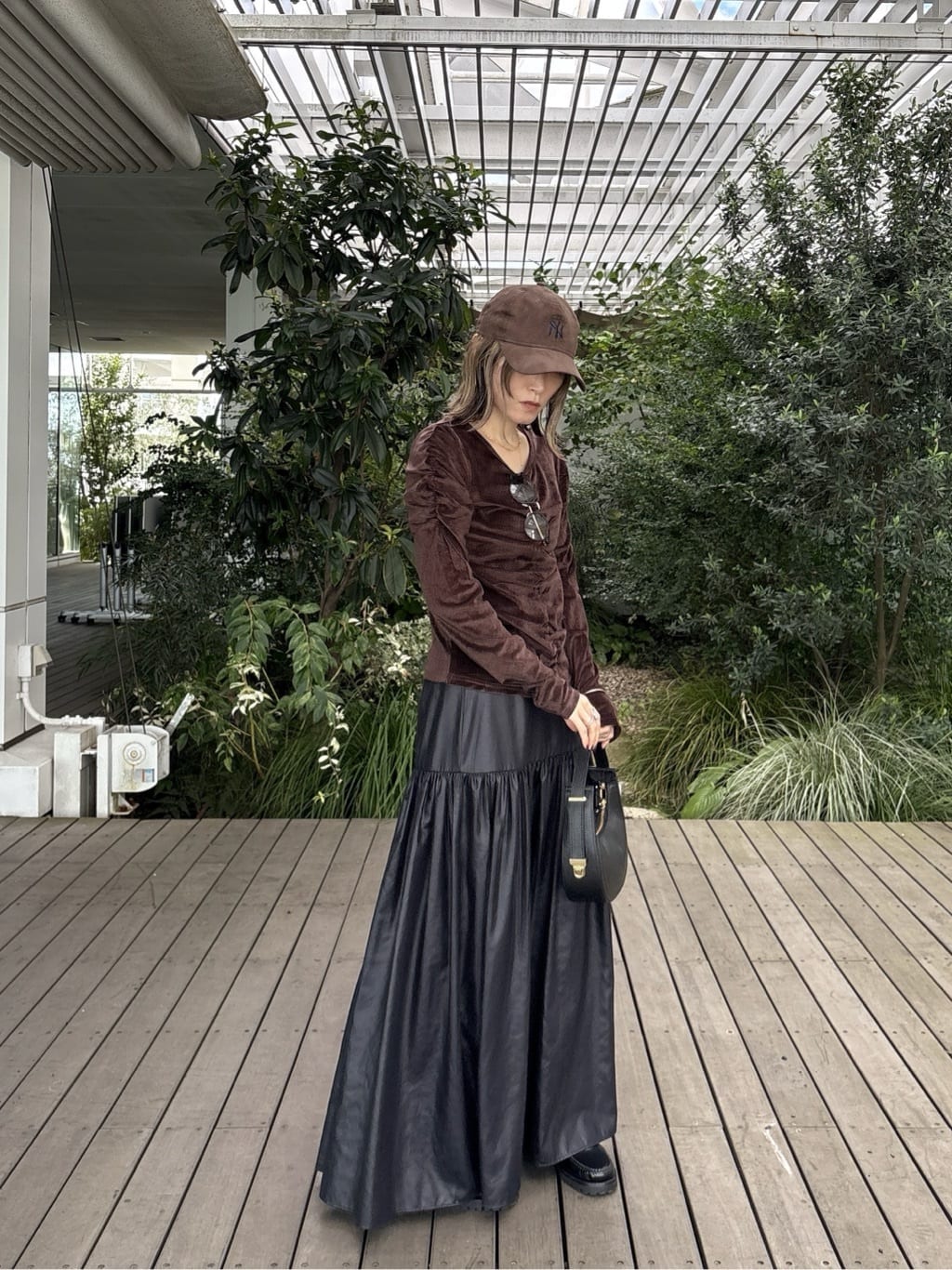 kotakiさんの「INDIVI｜レザーライクマキシスカート」を使ったコーディネート