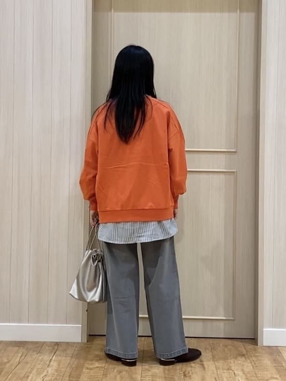 ERIさんの「SHOO･LA･RUE｜【洗濯後しわになりにくい/吸水速乾/UVカット】着こなしで雰囲気いろいろ　お袖シャーリングシャツ」を使ったコーディネート