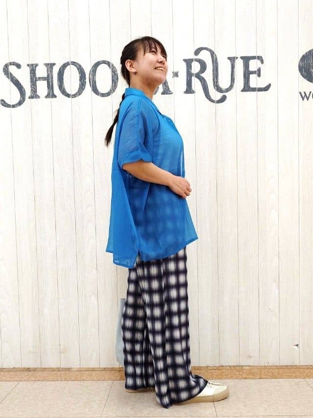 とろろさんの「SHOO･LA･RUE｜大人のシアー感 ラメが華やかな楊柳ポンチョシャツ」を使ったコーディネート