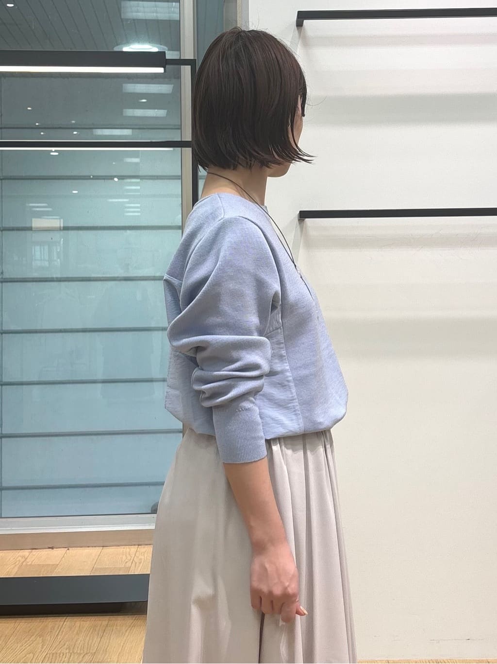 asamiさんの「INDIVI｜【洗える／選べる8色】トーンアップニット」を使ったコーディネート