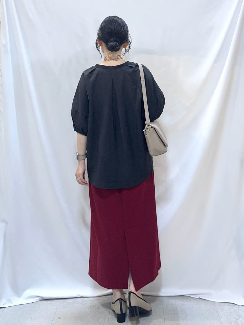 𝐇𝐢𝐫𝐨𝐦𝐢さんの「SHOO･LA･RUE｜【S-LL/洗濯後しわになりにくい】ランタンスリーブで女性らしく 5分袖スキッパーブラウス」を使ったコーディネート