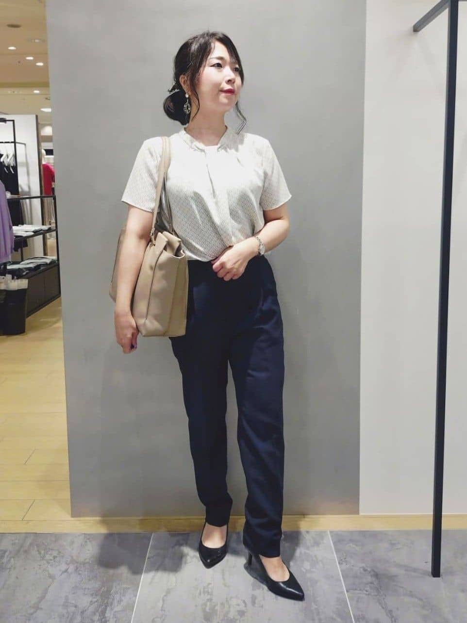 TOMOMIさんの「INDIVI｜【洗える／通勤／スーツ】メランジストレッチ テーパードパンツ」を使ったコーディネート