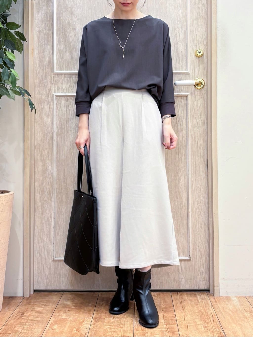 なみさんの「SHOO･LA･RUE｜【高レビュー/洗濯後しわになりにくい】1枚でサマ見え 8分袖ドルマンブラウス」を使ったコーディネート