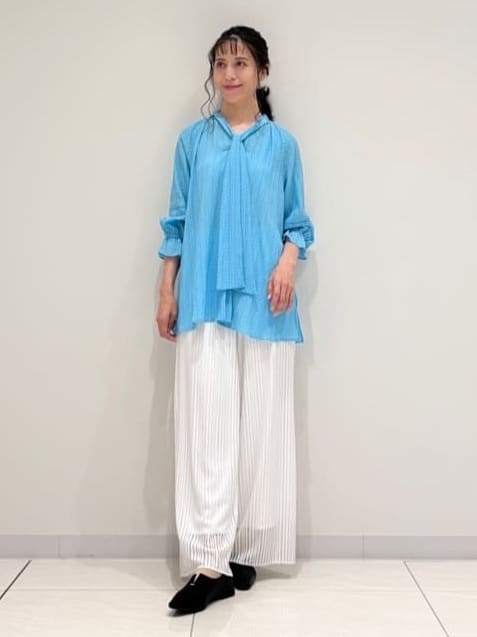 kayoさんの「INDIVI｜【洗える／シャーリング素材】ボリューム袖エアリーブラウス」を使ったコーディネート
