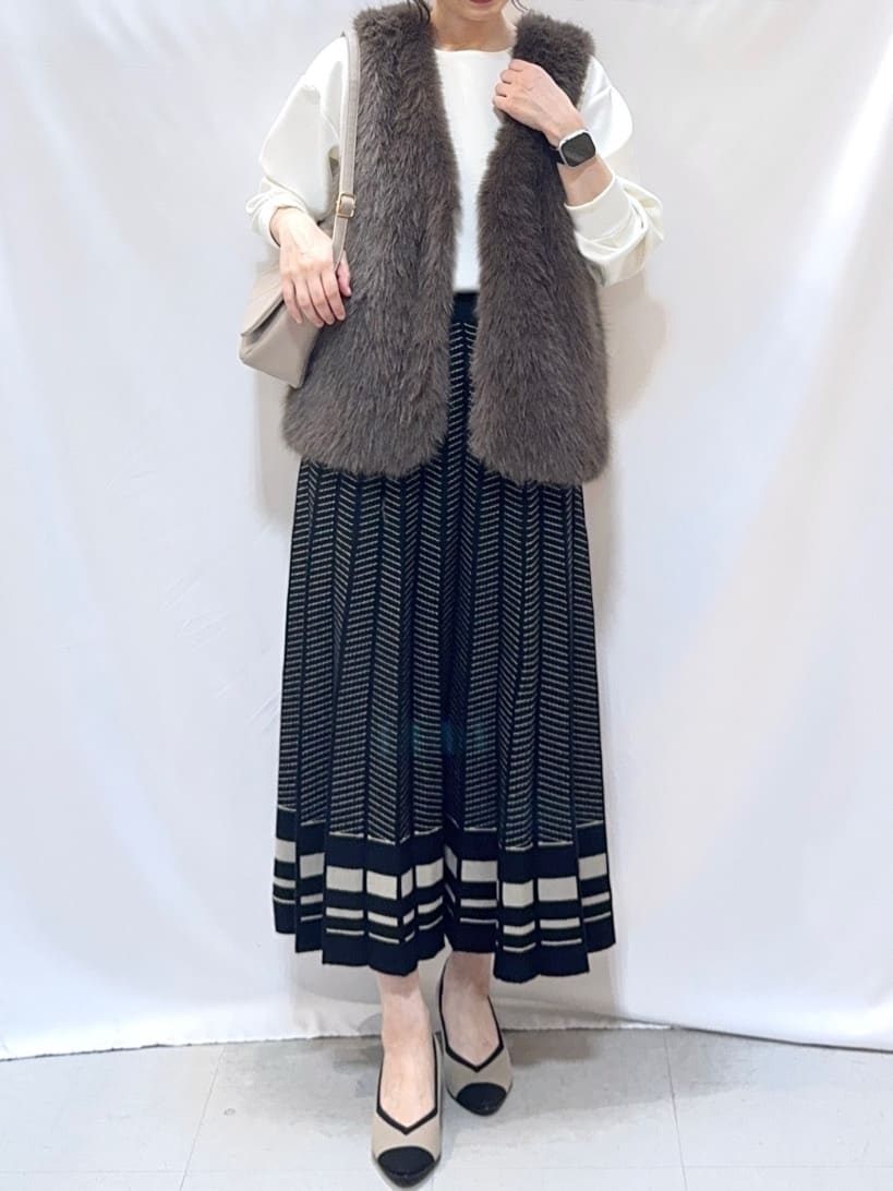 𝐇𝐢𝐫𝐨𝐦𝐢さんの「SHOO･LA･RUE｜【S-LL】大人のデイリースタイルに お袖タック フェイクパール付きトップス」を使ったコーディネート
