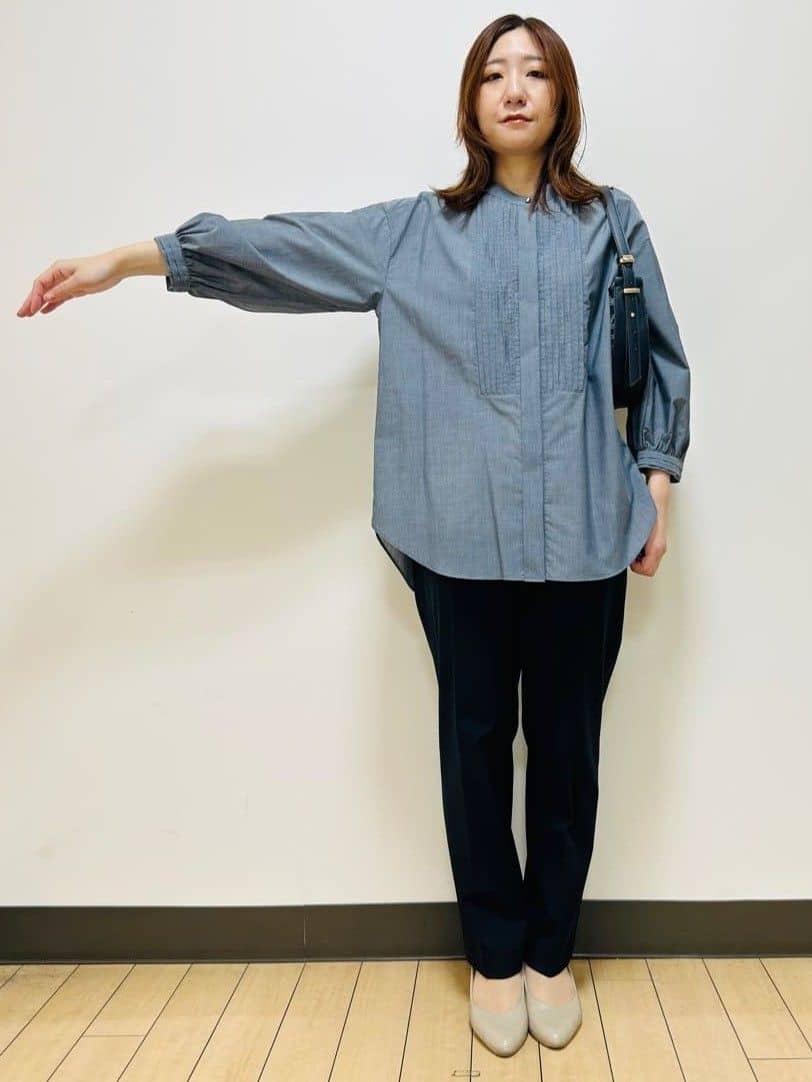 miiiさんの「Reflect｜【程よいゆとり感／体型カバー】ピンタックデザインシャンブレーブラウス」を使ったコーディネート
