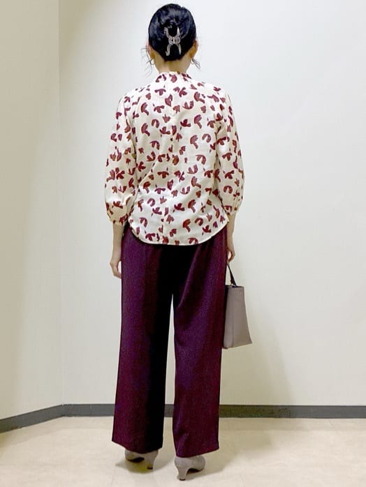  beni_gingerさんの「Reflect｜【ジャケットのインナーにおすすめ◎】花柄タックデザインブブラウス」を使ったコーディネート