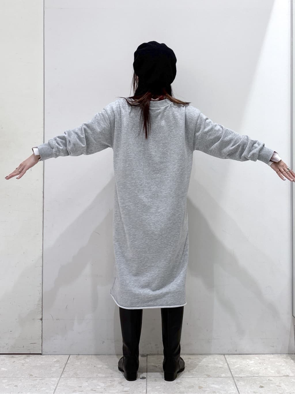 mameさんの「OPAQUE.CLIP｜ロゴプリント裏毛ワンピース【洗濯機OK】」を使ったコーディネート