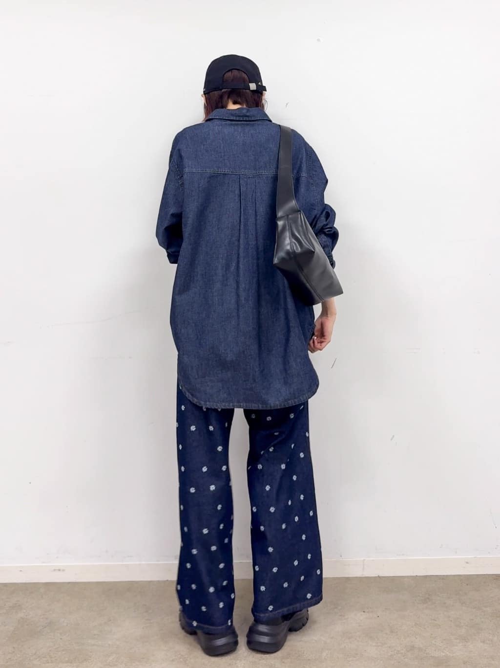 𝐜𝐡𝐢𝐤𝐚さんの「SHOO･LA･RUE｜【S-LL】周りと差がつく デイジー柄デニムワイドパンツ」を使ったコーディネート