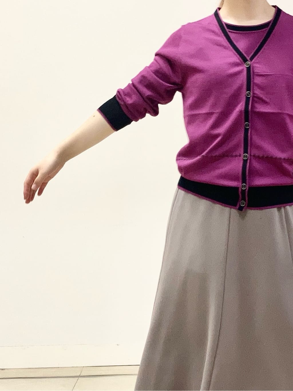 tomominさんの「Reflect｜【WEB先行カラーあり／手洗い可／アンサンブル可】バイカラー五分袖ニット」を使ったコーディネート
