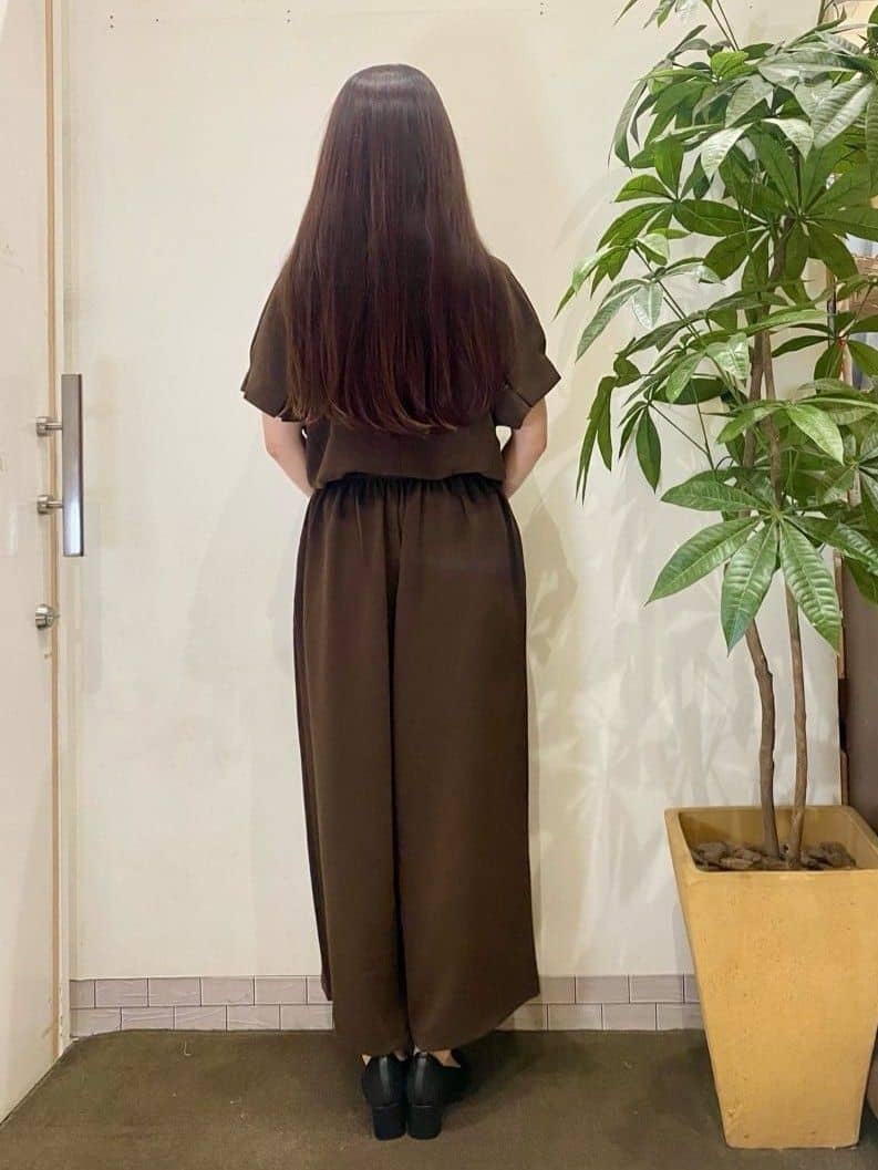 AYUMIさんの「SHOO･LA･RUE｜【S-LL/セットアップ可/ひんやり】きちんと見えで上品 お袖タック スキッパーブラウス」を使ったコーディネート
