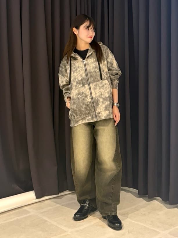 madokaさんの「tk.TAKEO KIKUCHI｜ヴィンテージライクプリント ジップパーカー」を使ったコーディネート