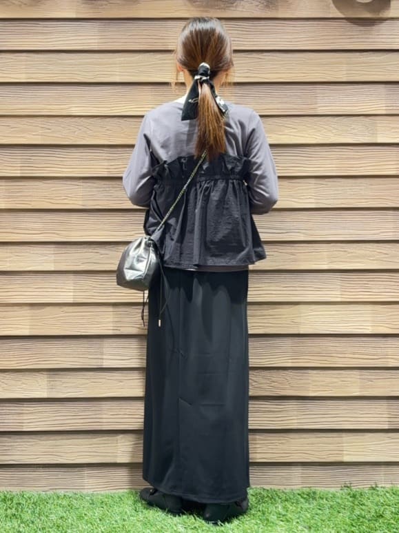 himiさんの「SHOO･LA･RUE｜【洗濯機可/S-LL】1枚で華やか フリルドッキングトップス」を使ったコーディネート