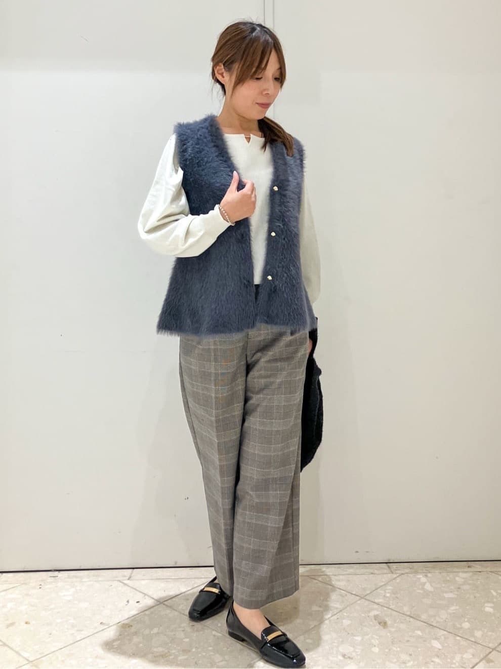  Maruさんの「OPAQUE.CLIP｜《andGIRL掲載》フェザーペプラムジレ【洗濯機OK／抗ピル】」を使ったコーディネート