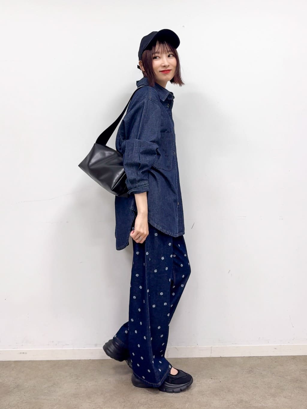 𝐜𝐡𝐢𝐤𝐚さんの「SHOO･LA･RUE｜【S-LL】周りと差がつく デイジー柄デニムワイドパンツ」を使ったコーディネート