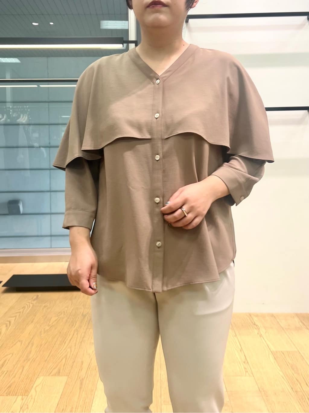 shimaさんの「INDIVI｜【羽織りとしても活躍！】ケープカラーブラウス」を使ったコーディネート