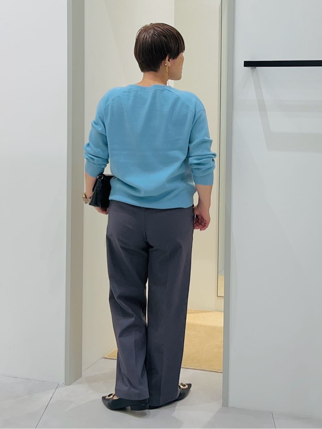 タナさんの「THE SHOP TK｜【すっきりシルエットが叶う】大人のためのVネックニット/毛玉になりにくい/静電気防止/洗濯機OK」を使ったコーディネート