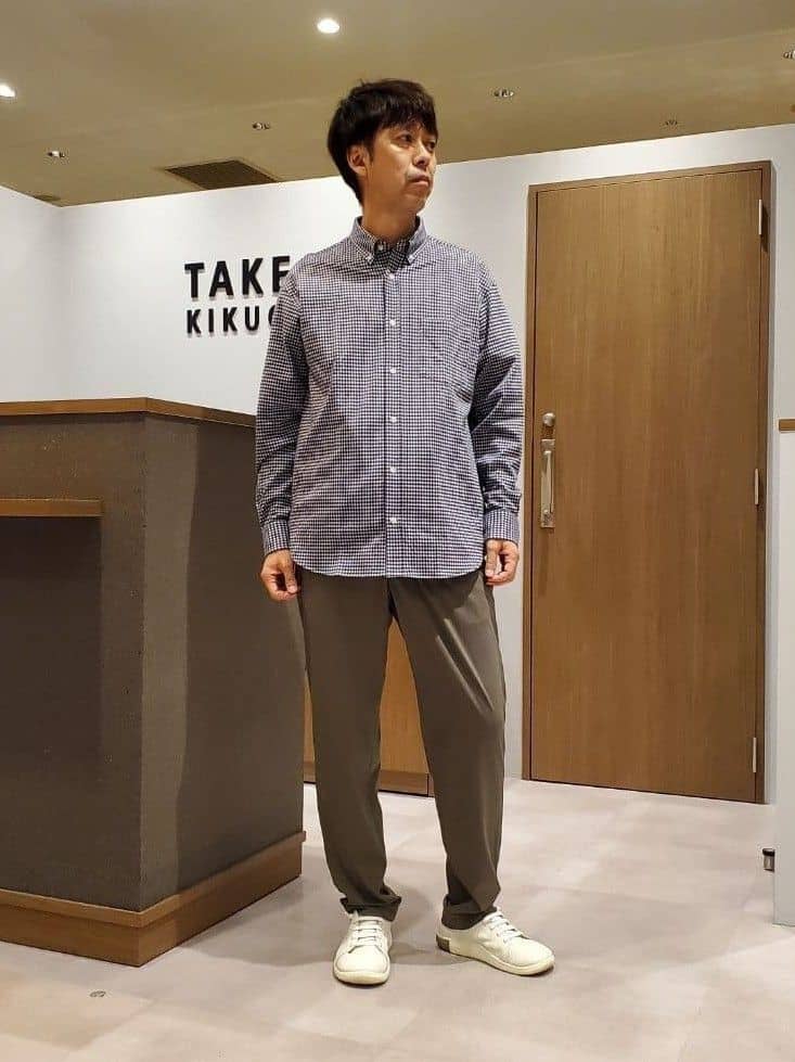 ishidaさんの「TAKEO KIKUCHI｜【抗菌防臭/シーズンレス】シアサッカーギンガムチェック ストレッチシャツ」を使ったコーディネート