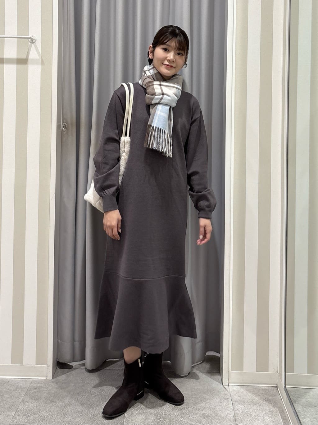 Rikaさんの「SHOO･LA･RUE｜【洗濯機可/S-LL】スタイルがすっきりに見える 裾マーメイドニットワンピース」を使ったコーディネート