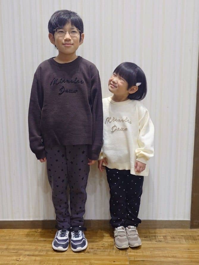 Yuiさんの「SHOO･LA･RUE｜【100-150cm/リンク可/洗濯機可】ウェットライク刺繍ロゴニット」を使ったコーディネート