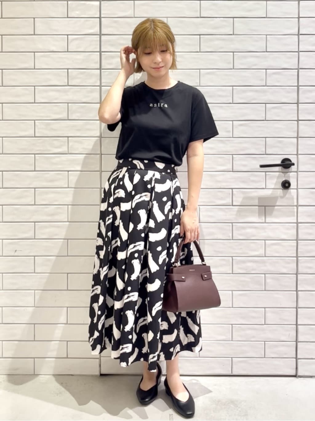しおりさんの「OPAQUE.CLIP｜メタリック刺繍ロゴTシャツ【接触冷感／洗濯機洗い可】」を使ったコーディネート