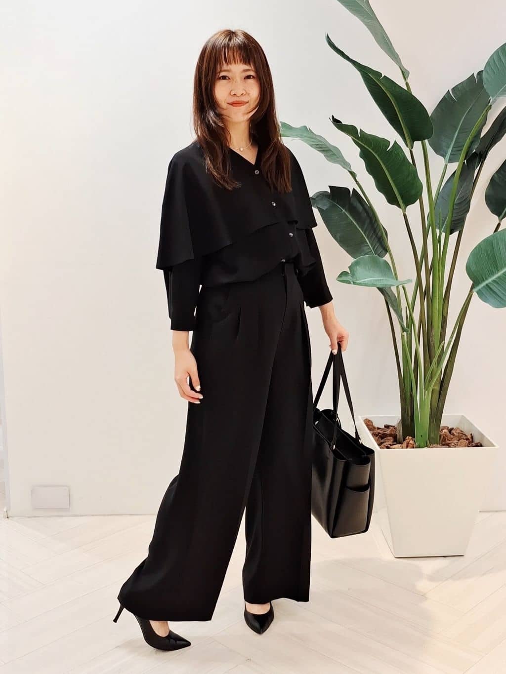 YuKaRiさんの「UNTITLED｜【羽織りとしても活躍！】ケープカラーブラウス」を使ったコーディネート