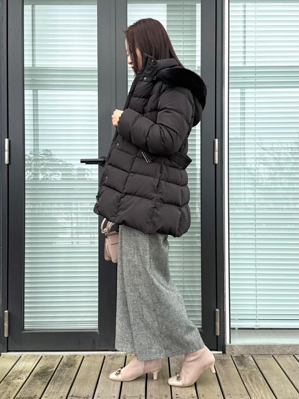 teiさんの「Couture brooch｜【2WAY・ベルト付き】フードフェイクファー ミドル丈ダウンコート」を使ったコーディネート