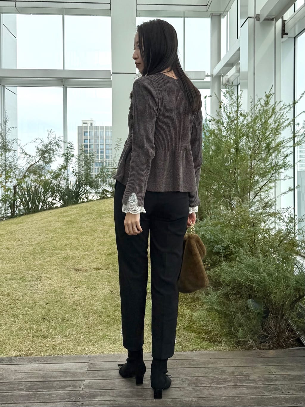 teiさんの「Couture brooch｜【袖口レース・着映え】短毛モールペプラム カーデ」を使ったコーディネート