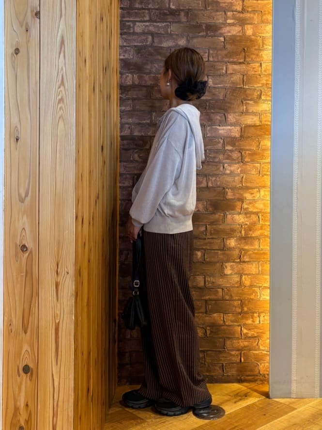 mieさんの「SHOO･LA･RUE｜冷房対策にも 上品なシアー感のニットパーカ」を使ったコーディネート