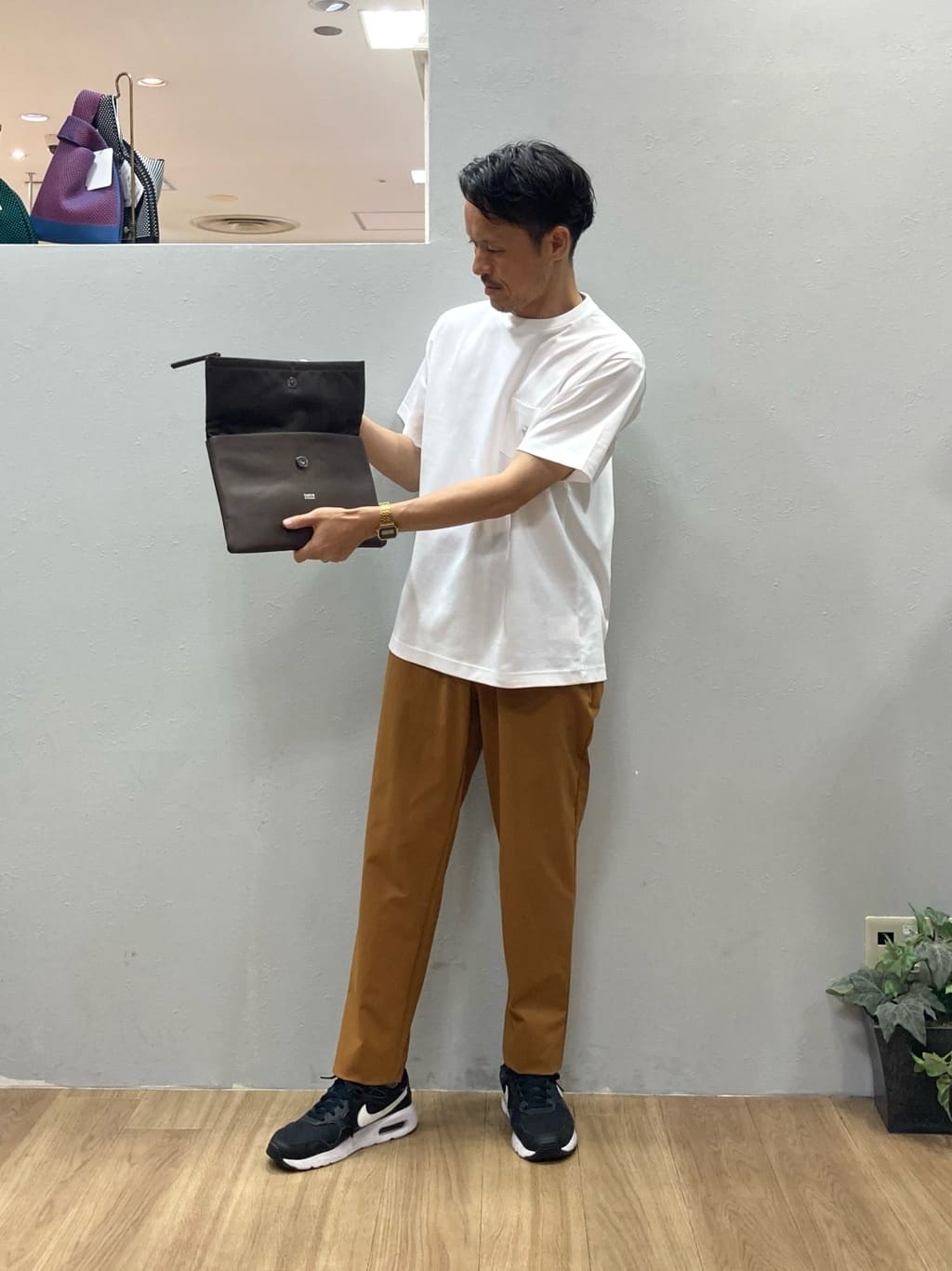 シュンさんの「TAKEO KIKUCHI｜【COOL CITY WEAR】ワンポイント刺しゅう ポケットTシャツ /接触冷感」を使ったコーディネート