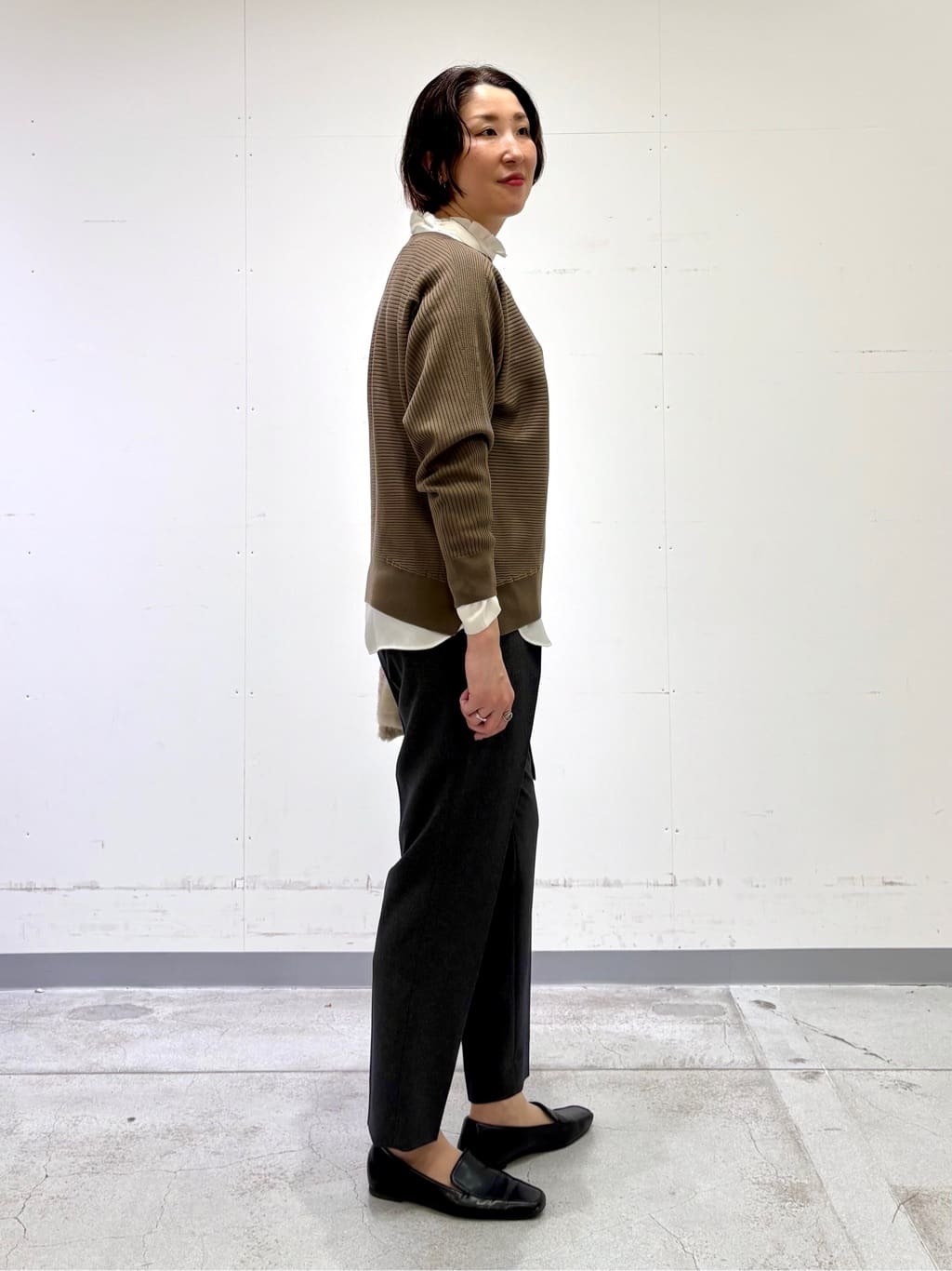 yuriさんの「INDIVI｜【洗える／通勤／スーツ】メランジストレッチ テーパードパンツ」を使ったコーディネート