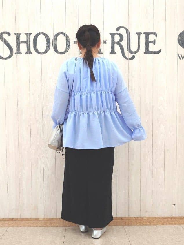 とろろさんの「SHOO･LA･RUE｜シャーリングデザインブラウス」を使ったコーディネート