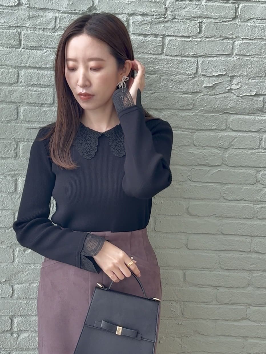 teiさんの「Couture brooch｜【洗える・ストレッチ・通勤】スエード調ダンボールIラインスカート」を使ったコーディネート
