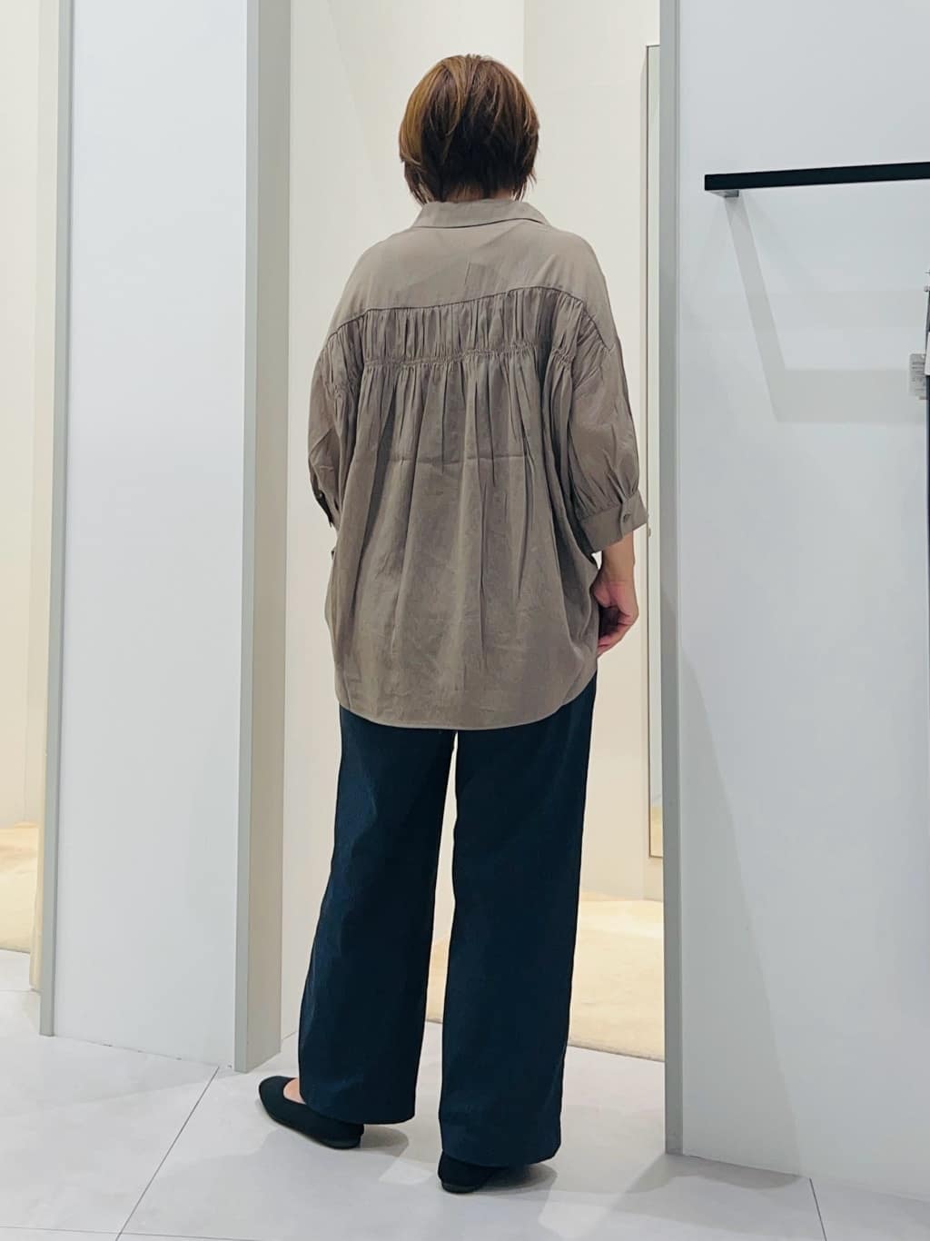 Naruさんの「THE SHOP TK｜後ろギャザーシアーシャツ【体型カバー／洗える】」を使ったコーディネート