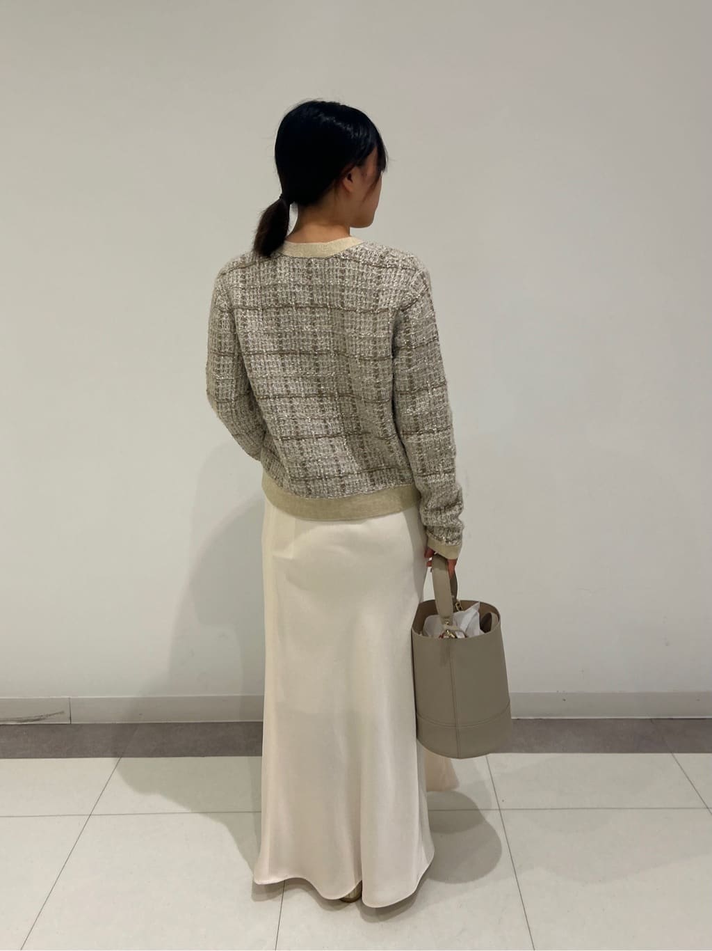 とりみさんの「DRESSTERIOR｜ストレッチヴィンテージサテンナロースカート」を使ったコーディネート