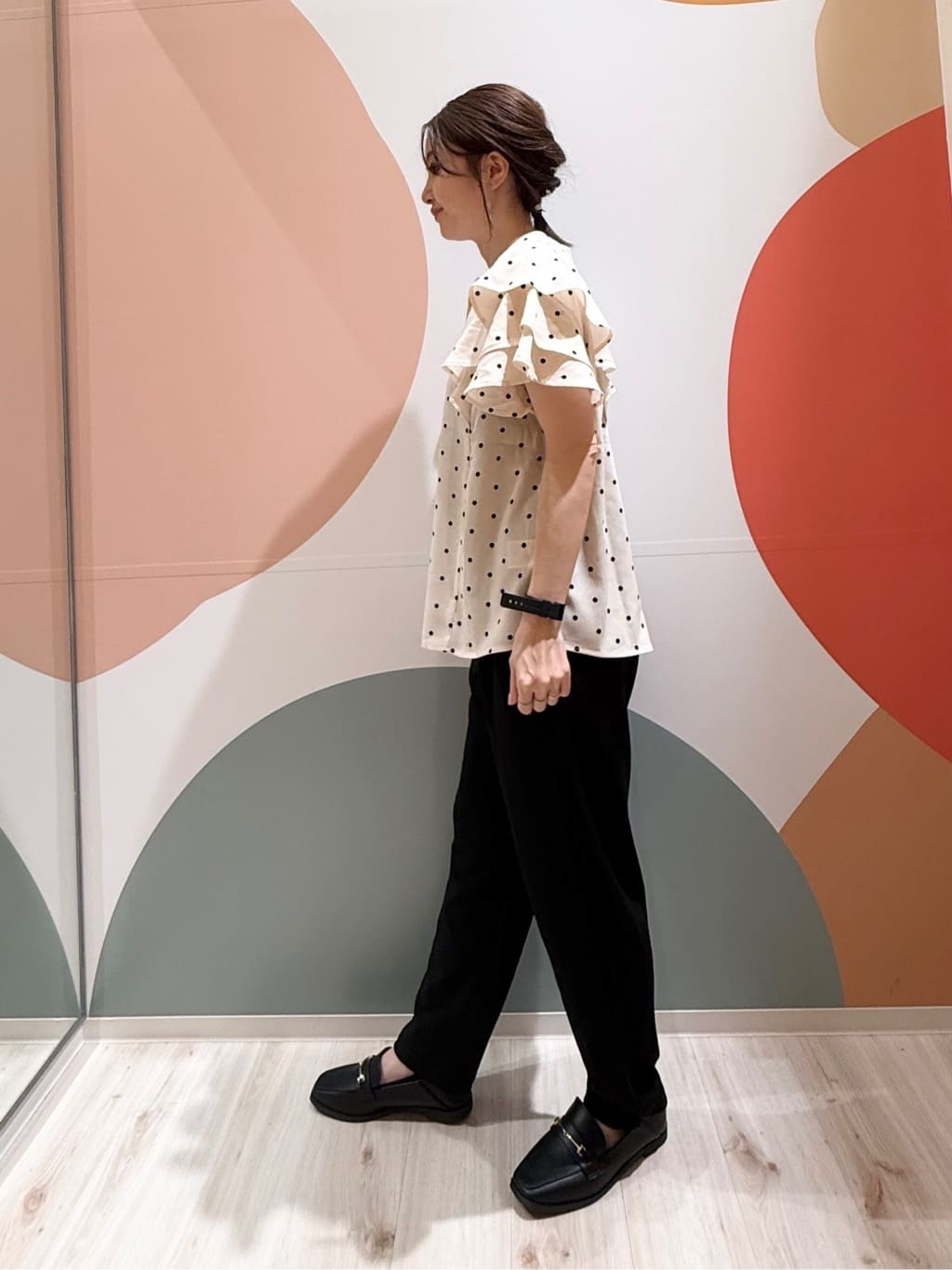 長女さんの「SHOO･LA･RUE｜【無地/ドット柄】お袖フリルが華やぐ きれいめブラウス」を使ったコーディネート