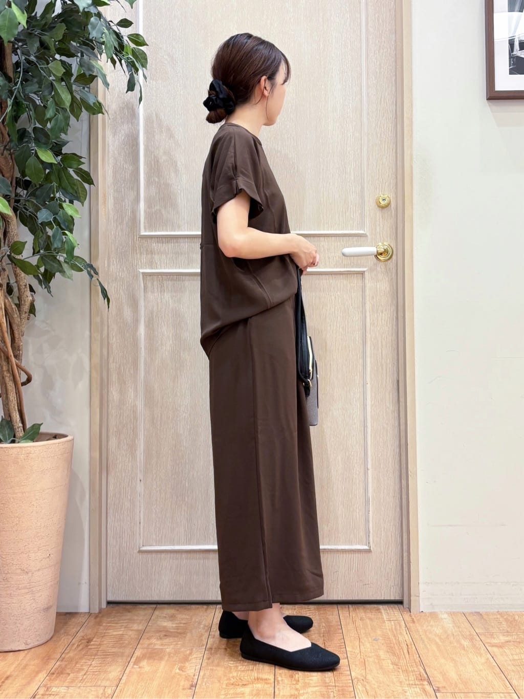 なみさんの「SHOO･LA･RUE｜【S-LL/セットアップ可/ひんやり】きちんと見えで上品 お袖タック スキッパーブラウス」を使ったコーディネート