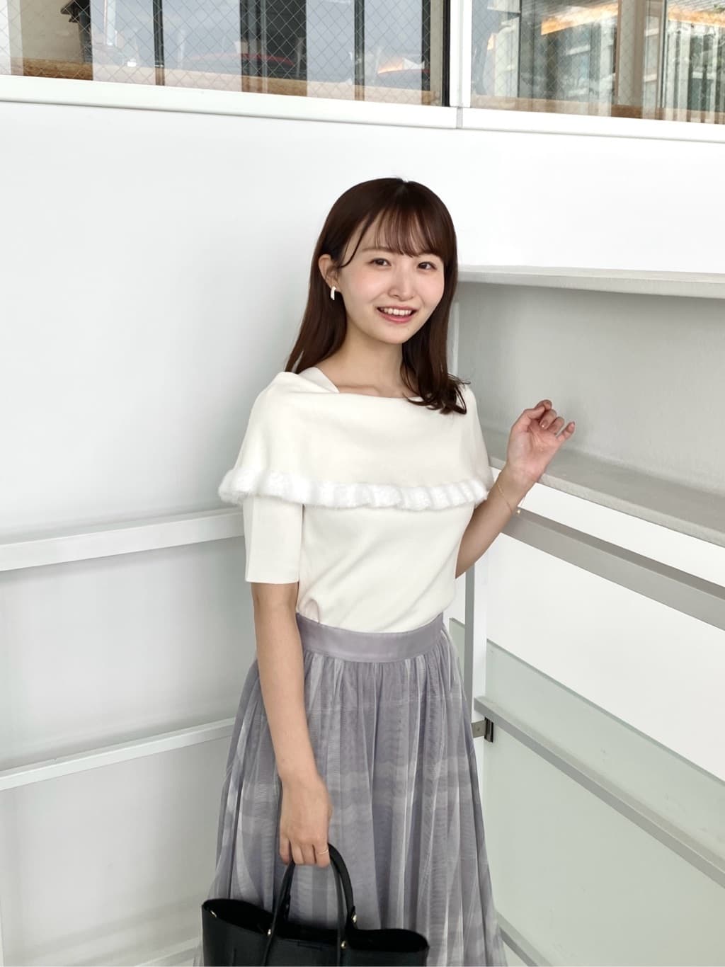みさかさんの「index｜ファーフリルケープニット【洗濯機洗い可】」を使ったコーディネート