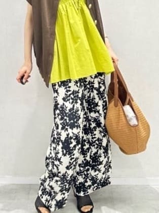 Miwaさんの「UNTITLED｜【ウエストゴム/ワイド/柄】モノトーンフラワーパンツ」を使ったコーディネート