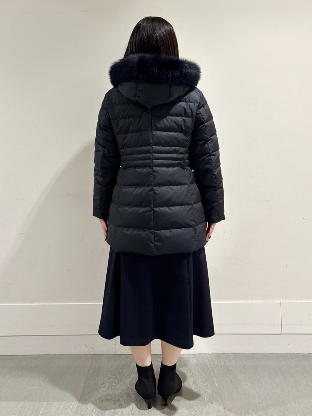 モエカさんの「UNTITLED｜【はっ水機能/フード取り外し可】ミディダウンコート」を使ったコーディネート