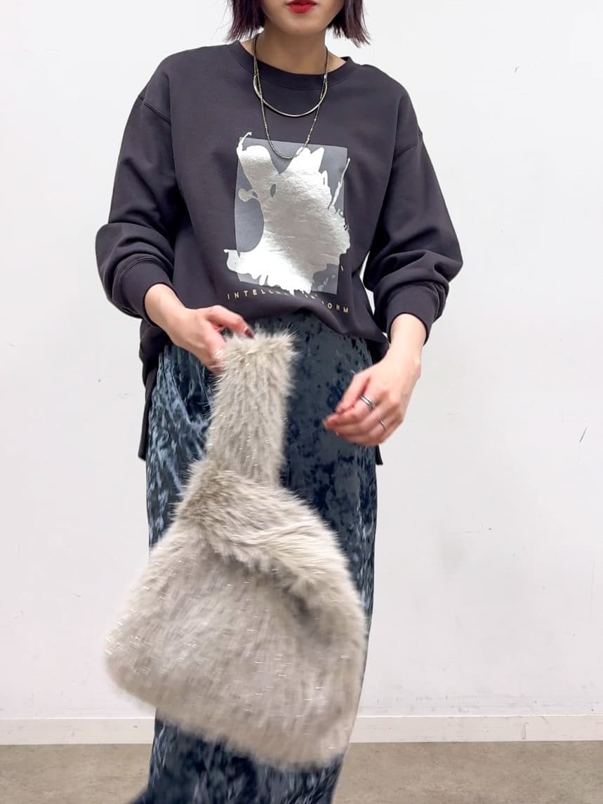 𝐜𝐡𝐢𝐤𝐚さんの「SHOO･LA･RUE｜【S-LL】光沢感が華やかに ベロア調ナロースカート」を使ったコーディネート