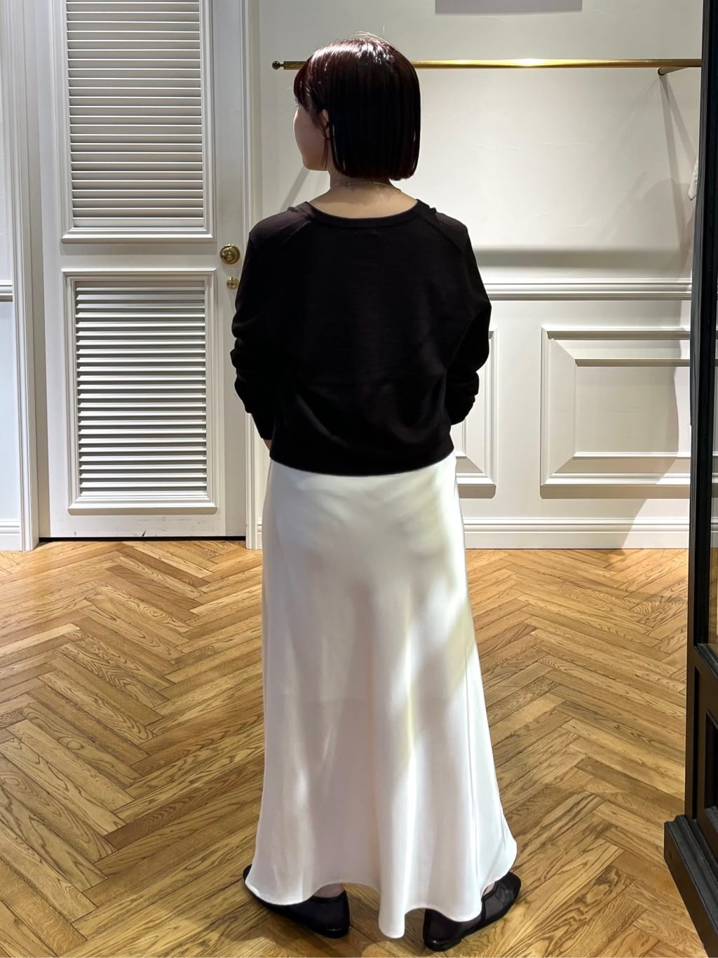 つじ まこさんの「DRESSTERIOR｜ストレッチヴィンテージサテンナロースカート」を使ったコーディネート