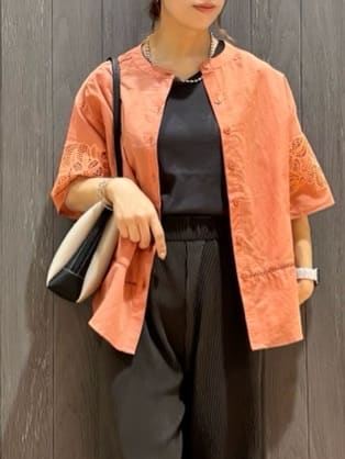 meiさんの「SHOO･LA･RUE｜【S-LL/6分袖】レースデザインで華やか見え お袖刺繍ブラウス」を使ったコーディネート