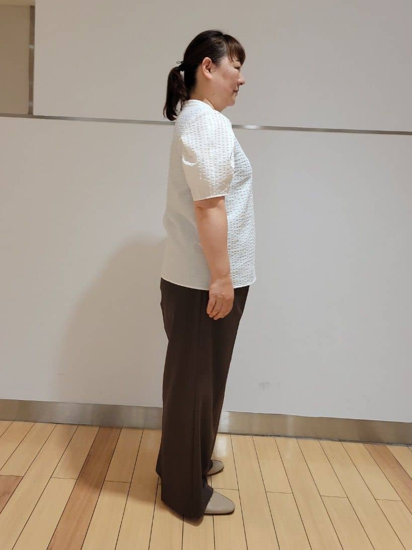 TAKAさんの「UNTITLED｜【吸水速乾/ストレッチ/Vネック】フォルムスリーブ ブラウス」を使ったコーディネート