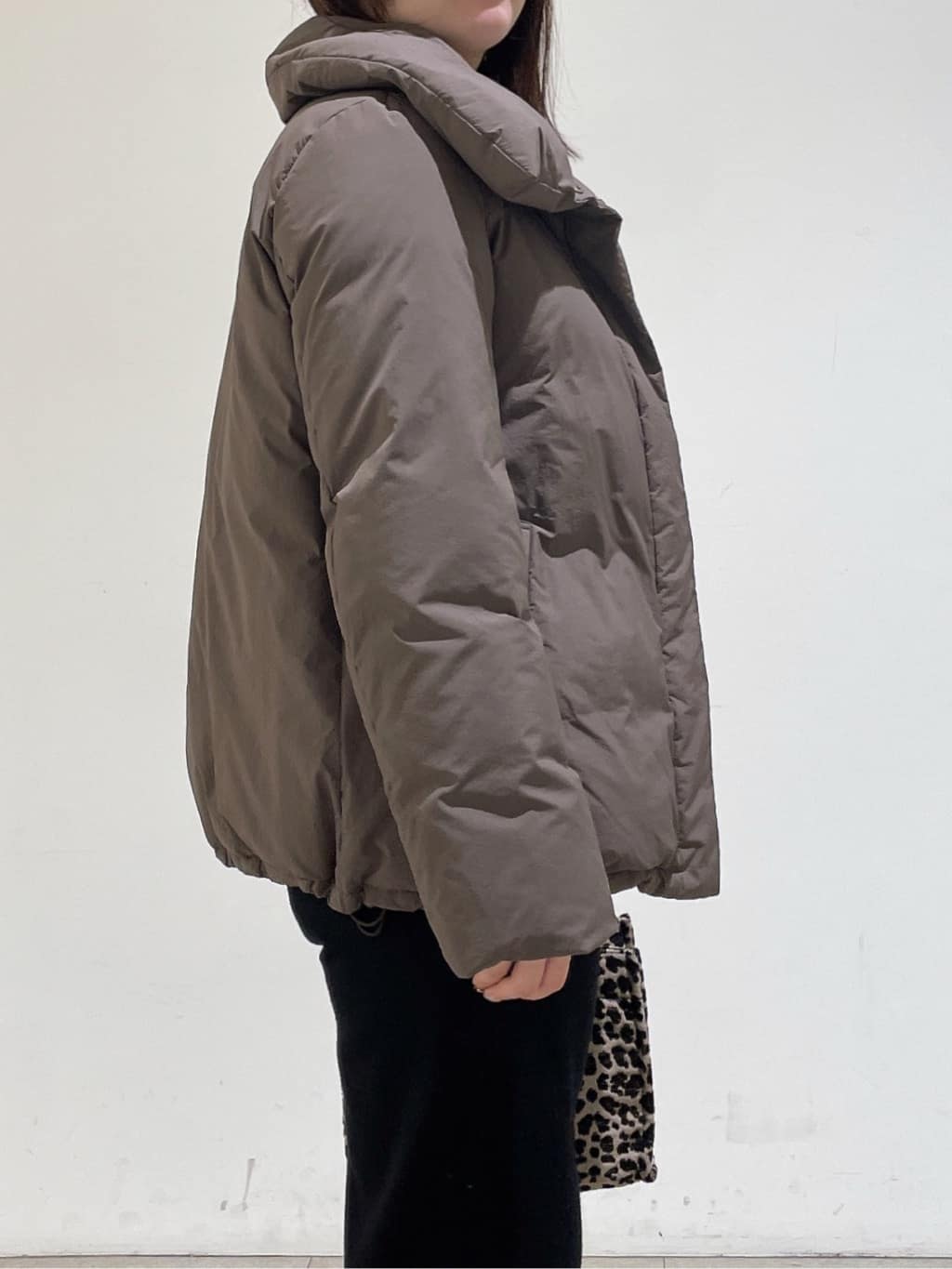 emikaさんの「INDIVI｜【撥水／洗える／デザイン衿】ステッチレス ショートダウンコート」を使ったコーディネート
