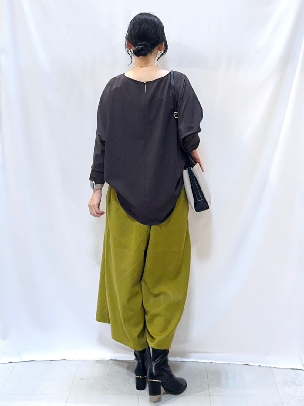 𝐇𝐢𝐫𝐨𝐦𝐢さんの「SHOO･LA･RUE｜【高レビュー/洗濯後しわになりにくい】1枚でサマ見え 8分袖ドルマンブラウス」を使ったコーディネート