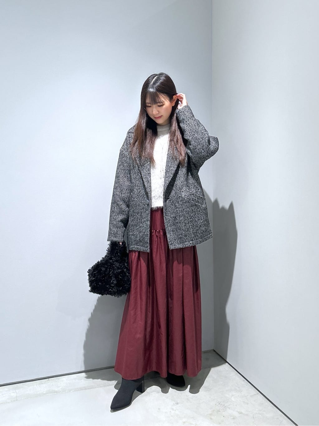 Renoさんの「INDIVI｜レザーライクマキシスカート」を使ったコーディネート